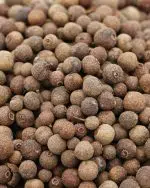 gros plan piment jamaique entier etal des epices