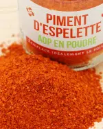 gros plan pot poudre piment espelette aop