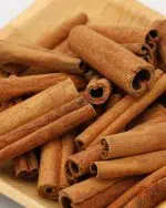gros plan batons de cannelle etal des epices