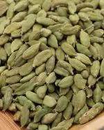 gros plan cardamome verte etal des epices