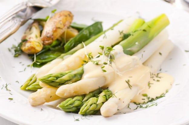 Asperges grillées et sauce au poivre vert