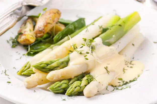 Asperges grillées et sauce au poivre vert