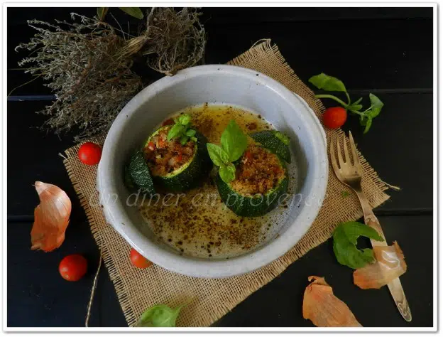 Courgettes farcies aux céréales assaisonnées aux épices à taboulé