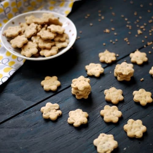 Crackers aux graines de moutarde jaune