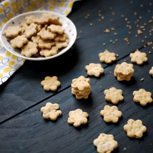Crackers aux graines de moutarde jaune