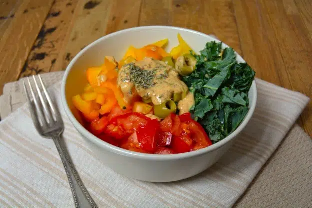 Salade crue tricolore, sauce tahini - galanga