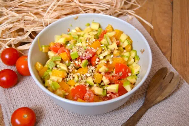 Salade crue de courgette, poivron et tomates, sauce tahini et ñora