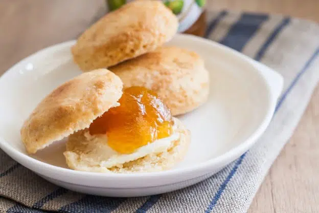 Scones à la noix de coco et confiture ananas baies roses