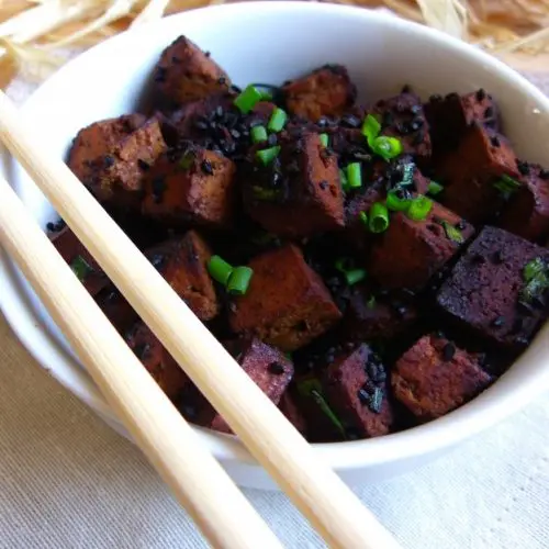Tofu Sauté à la Sauce Soja et aux Graines de Nigelle