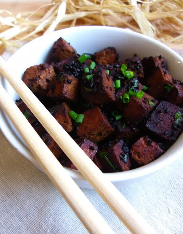 Tofu Sauté à la Sauce Soja et aux Graines de Nigelle