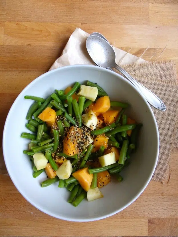 Salade de haricots verts, pomme verte et melon au Panch Phoron