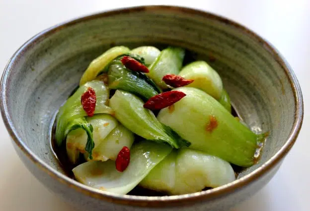 Pak Choi sautés à l'ail et aux piments séchés