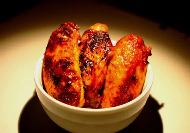 Ailes de poulet épicées laquées miel et sauce de soja