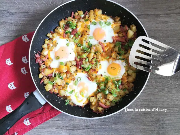 Poêlée de pomme de terre, au bacon, oeufs et cheddar