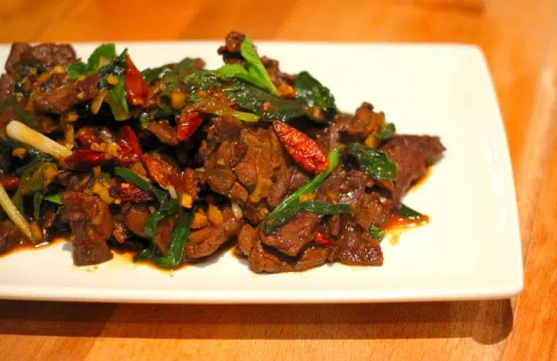 Boeuf épicé sauté à la menthe et poivre de Sichuan