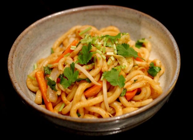 Udons sautés aux légumes et aux épices thaï