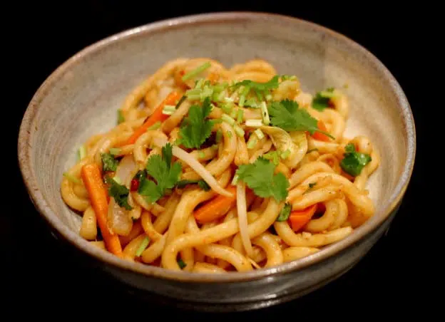 Udons sautés aux légumes et aux épices thaï