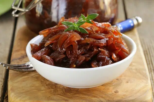 Confiture d'oignons aux baies de genièvre