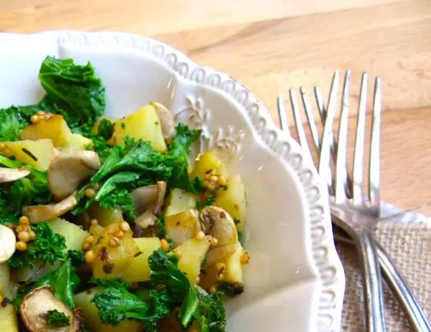 Poêlée de chou kale, panais et champignons aux graines de moutarde et macis