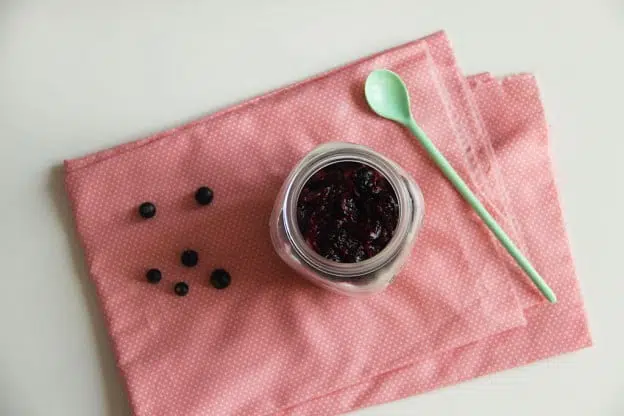 Cheesecake en bocal aux fruits rouges poêlés et macis