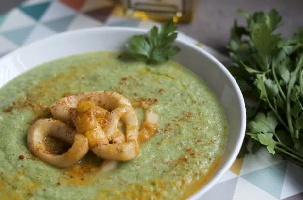 Anneaux d’encornets au piment doux et soupe froide de