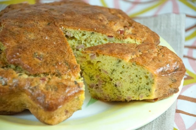 Gâteau salé au jambon et au persil