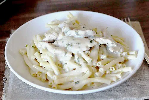 Macaronis à la sauce ciboulette