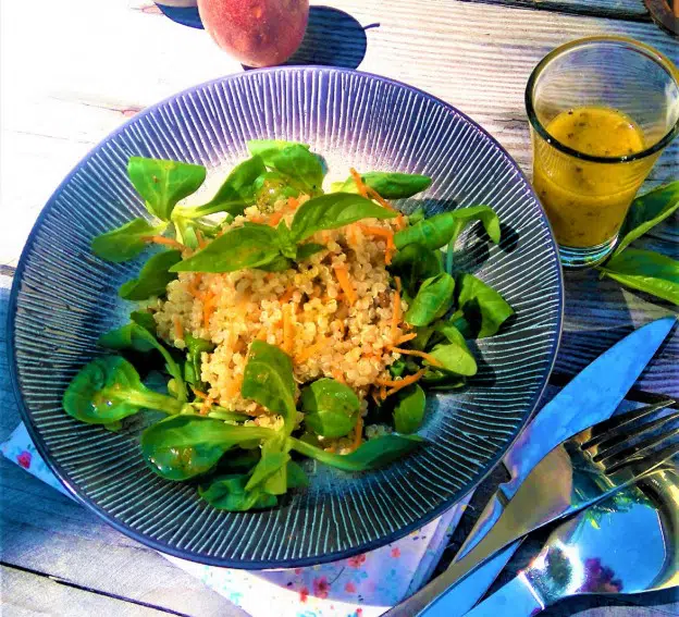 Salade composée au quinoa & vinaigrette passion aux épices
