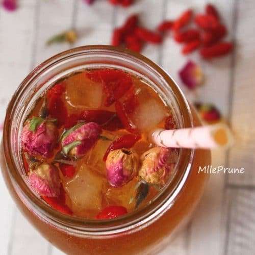 Cocktail sans alcool roses et baies de goji