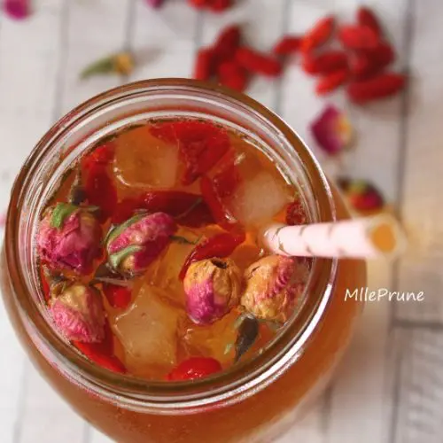 Cocktail sans alcool roses et baies de goji