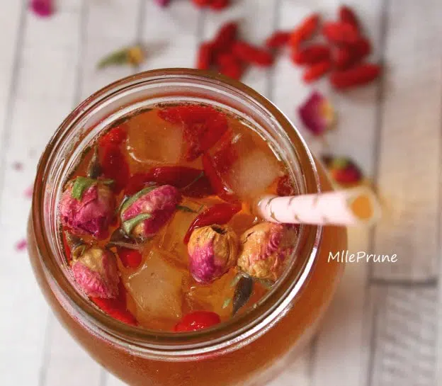 Cocktail sans alcool roses et baies de goji