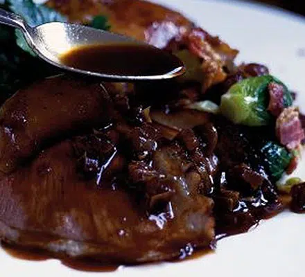 Sauce au vin aux baies roses