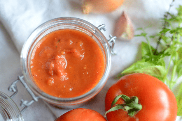 Bocaux de sauce tomate au thym et laurier