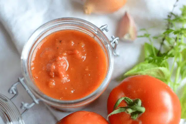 Bocaux de sauce tomate au thym et laurier