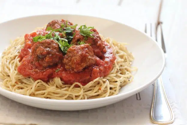 Spaghettis aux boulettes de viande à la marocaine