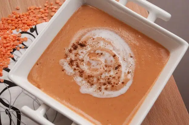 Velouté de lentilles corail au lait de coco