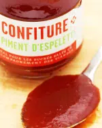 gros plan confiture de piment espelette etal des epices